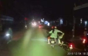 Ngỡ ngàng thấy cặp nam nữ thanh niên giật dây chuyền cô gái ở Hóc Môn