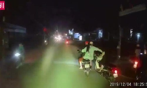 Ngỡ ngàng thấy cặp nam nữ thanh niên giật dây chuyền cô gái ở Hóc Môn