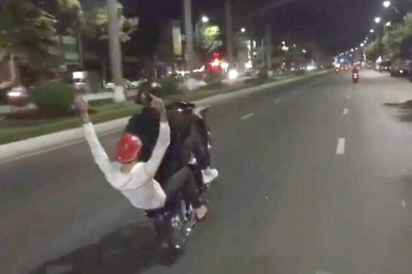 bốc đầu xe hàng trăm mét biểu diễn ở Cầu Rồng hai thanh niên bị khởi tố