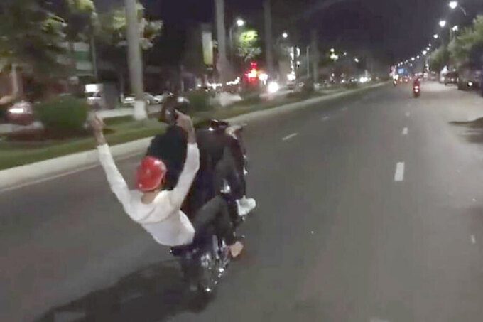 bốc đầu xe hàng trăm mét biểu diễn ở Cầu Rồng hai thanh niên bị khởi tố