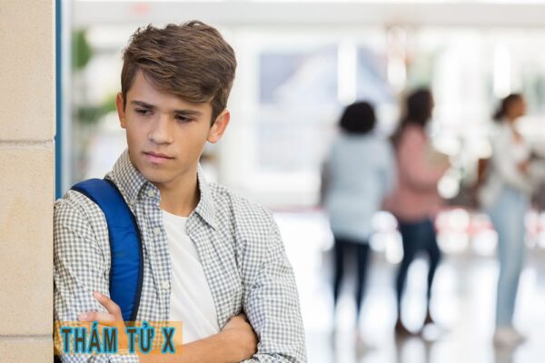 cậu bé xấu hổ vì bố đưa đón học bằng xe máy
